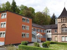 Wiederbelebung: Die ehemalige Kreisklinik in Helmarshausen soll nach den Sommerferien mit verschiedenen Pflege- und Medizinangeboten umgestaltet werden. Das Bild zeigt einen Entwurf der neuen Farbgestaltung.