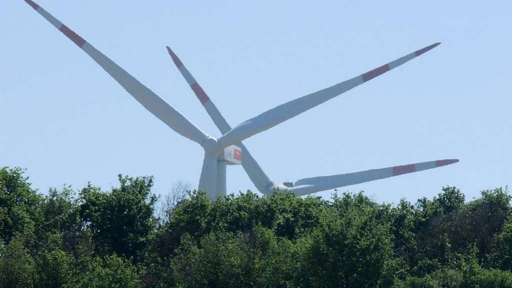Windräder in Waldgebieten werden vielerorts kontrovers diskutiert (hier ein Bild aus Rheinland-Pfalz). Das gilt auch für die Region Reinhardswald.