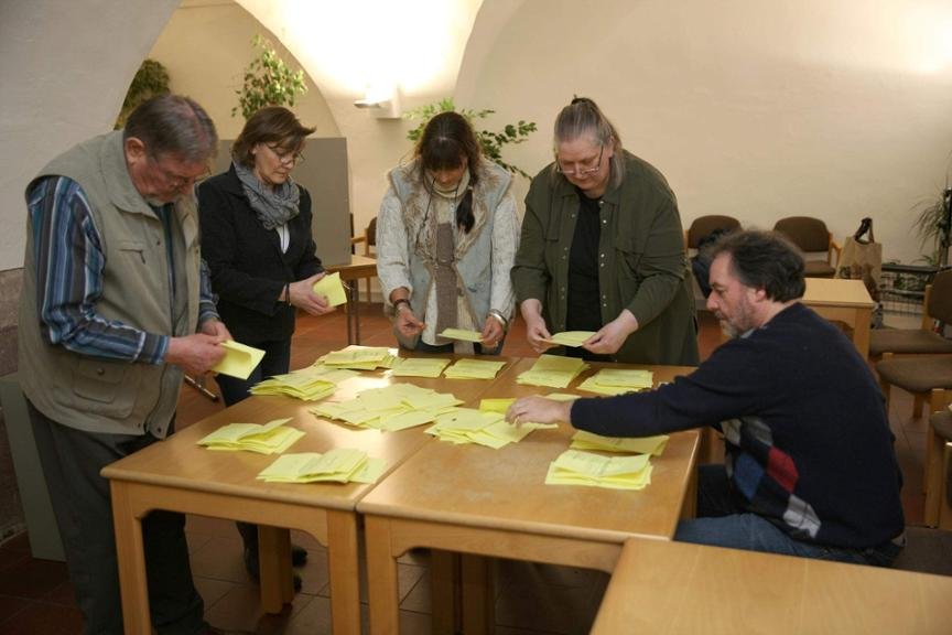 Zählten die Stimmen aus: Die Helfer im Wahllokal im Rathaus von Bad Karlshafen. Lange waren die Stapel mit den Stimmzetteln gleich groß. Am Ende gab es in diesem Stimmbezirk aber doch eine knappe Mehrheit für die Hafenöffnung. Foto: Thiele