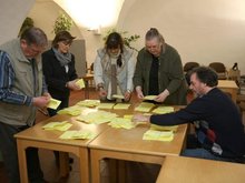 Zählten die Stimmen aus: Die Helfer im Wahllokal im Rathaus von Bad Karlshafen. Lange waren die Stapel mit den Stimmzetteln gleich groß. Am Ende gab es in diesem Stimmbezirk aber doch eine knappe Mehrheit für die Hafenöffnung. Foto: Thiele